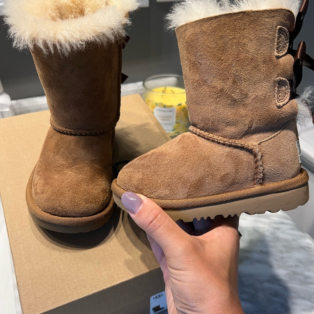 Like new toddler Bailey bow II ugg boots